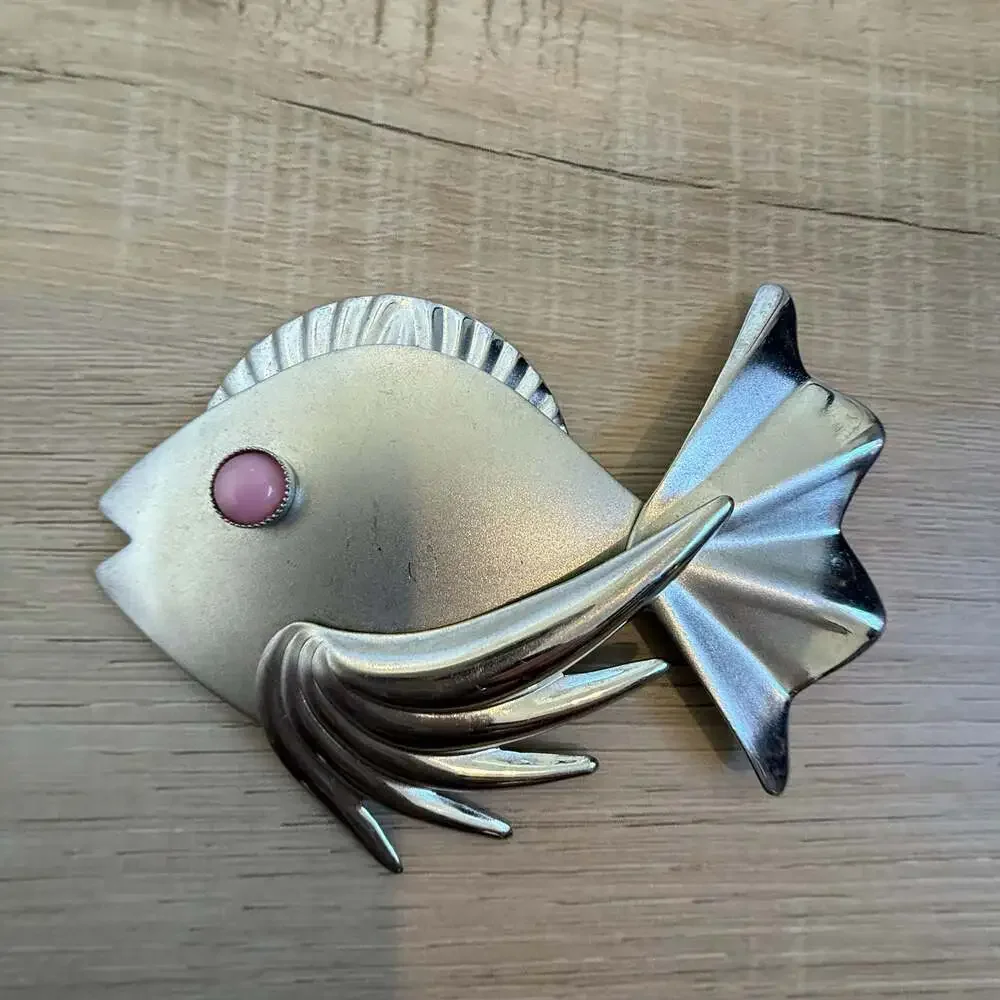 Vintage Mid Century Modern Silver Tone Abstract Fish Brooch Pink Cabochon Eye